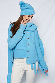 Winterkollektion 2020/21 Jacke Kira in links/links Strickweise gearbeitet, Hirschkopfknopf und Auerhahnlogo, kombiniert mit Mütze Bommelmütze mit dem perfekten „Wohlfühl-Look“ exklusiv und dezent NEU